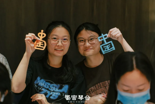 1728356855837364.png “国风文化科普体验及宣传活动”第十一场科普体验《纸艺绘心·刻影华夏》雅集于蜀宫琴台圆满举办