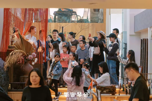 1728356657375552.png “国风文化科普体验及宣传活动”第十一场科普体验《纸艺绘心·刻影华夏》雅集于蜀宫琴台圆满举办